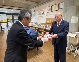 目録贈呈の様子