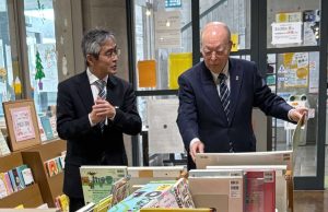 寄贈本を紹介する様子